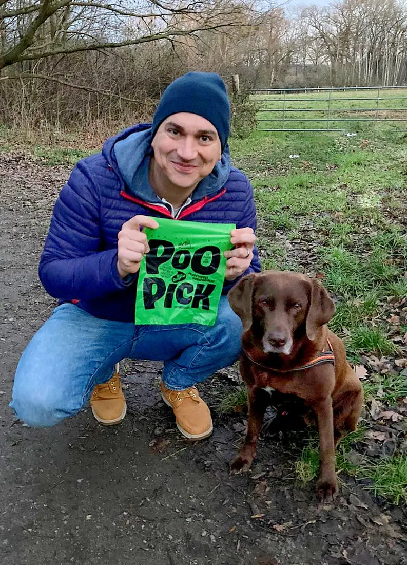 PooPick-Gründer Christian mit Hund Eli und einem originalen PooPick-Beutel